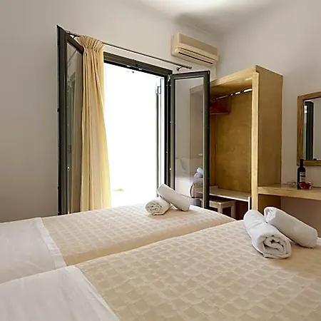 Phevos Aparthotel Perissa (Santorini)