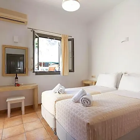 Phevos Aparthotel Perissa (Santorini)