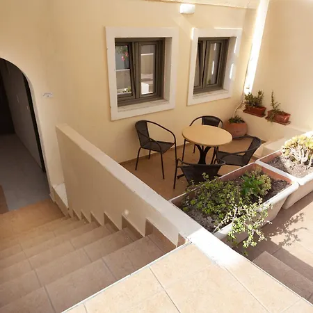 Hotel apartamentowy Phevos Perissa (Santorini)