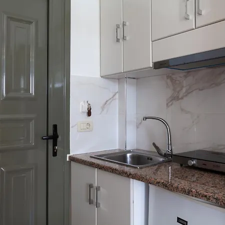 Phevos Lägenhetshotell Perissa (Santorini)