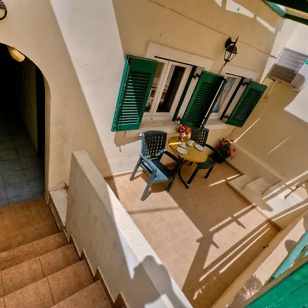 Phevos Lägenhetshotell Perissa (Santorini)